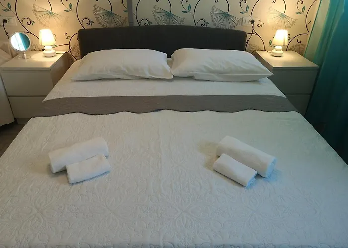 Mala Kuca Ispod Borova