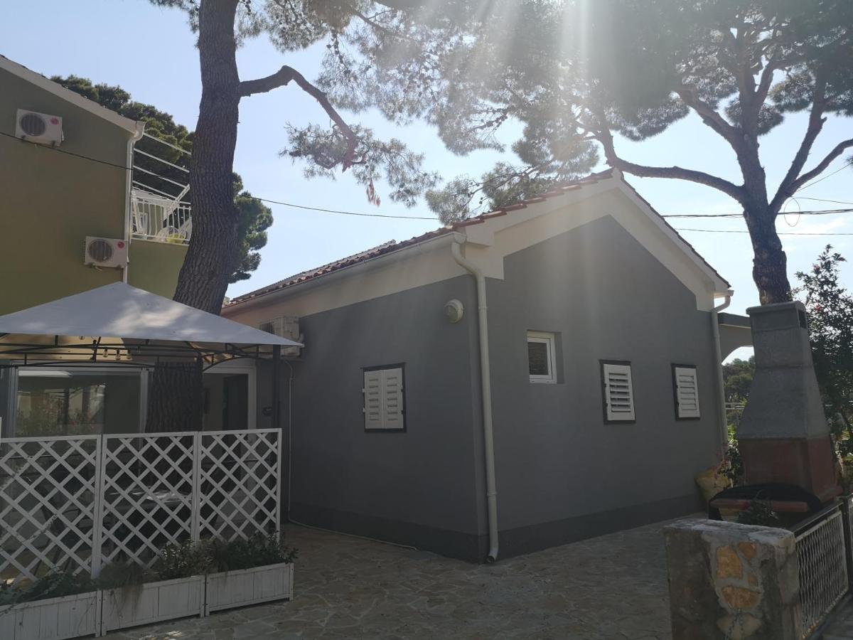 Holiday home Mala Kuca Ispod Borova *
