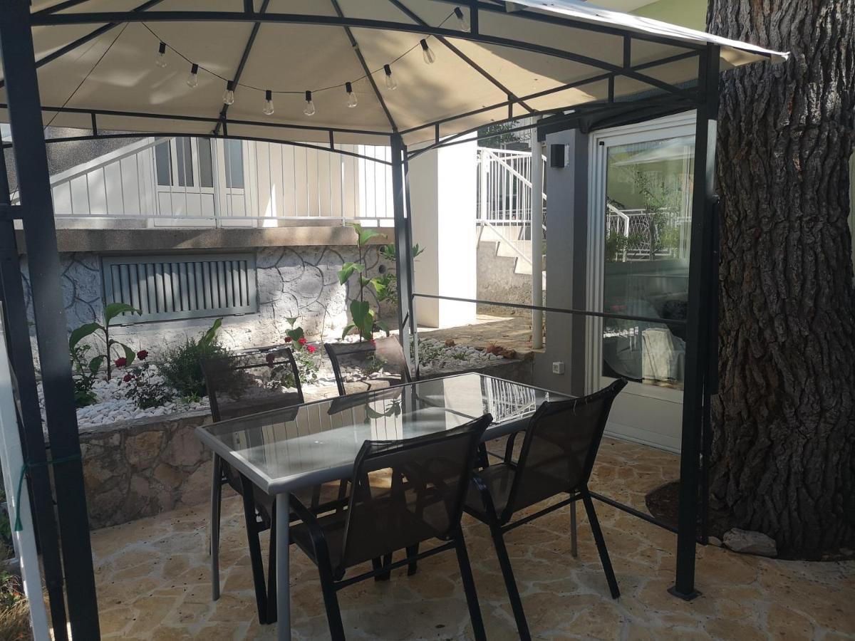 Holiday home Mala Kuca Ispod Borova *
